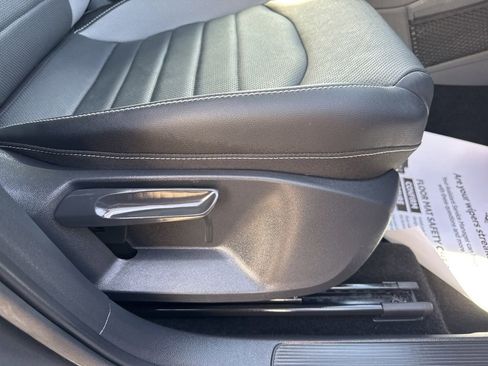 Used 2023 Volkswagen Taos SEL image 27