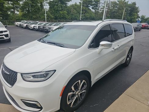 Used 2024 Chrysler Pacifica Pinnacle AWD/4WD image 2