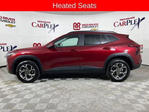 Used 2025 Chevrolet Trax LT w/ LT Convenience Package FWD image 4