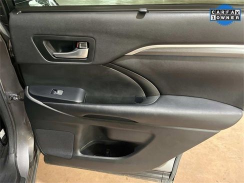 Used 2017 Toyota Highlander SE image 22