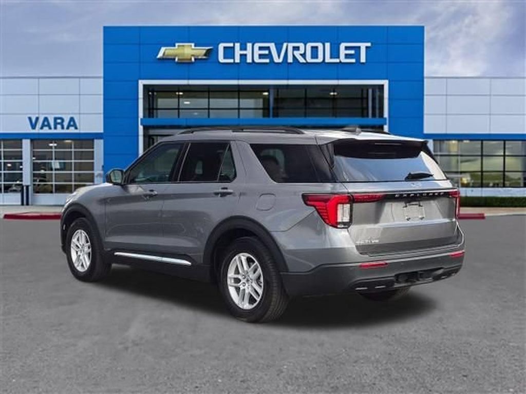 Used 2025 Ford Explorer Active RWD image 3