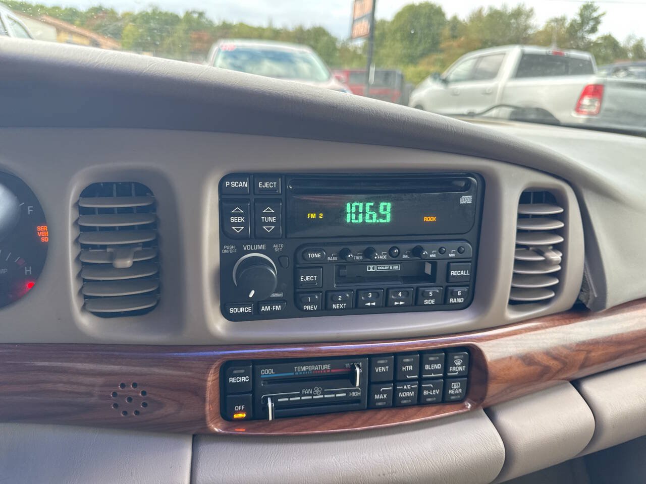 Used 2001 Buick Le Sabre Custom w/ Luxury Pkg FWD image 25