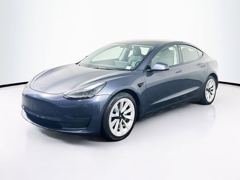 Used 2023 Tesla Model 3 Standard Range image 3