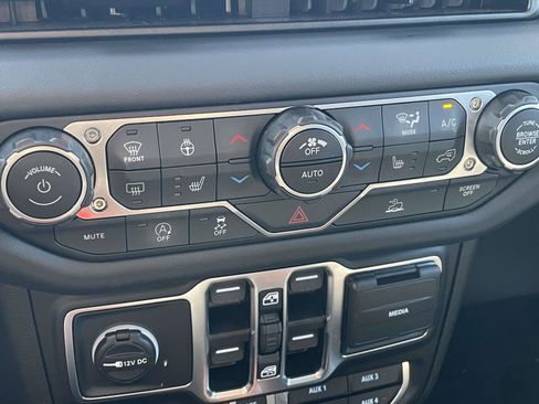 Used 2025 Jeep Gladiator Mojave w/ Convenience Group AWD/4WD image 28