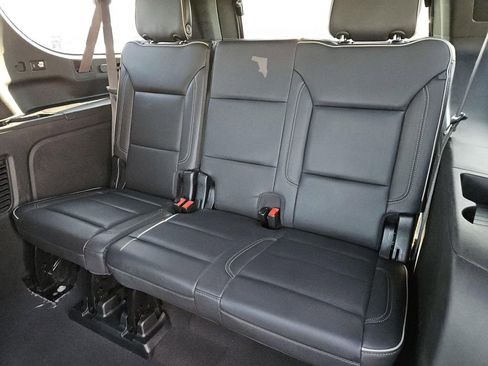 Used 2023 Chevrolet Suburban Premier image 31