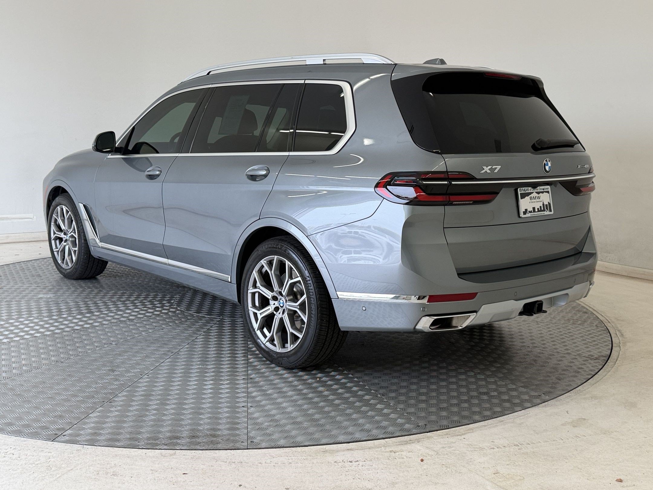 Used 2024 BMW X7 xDrive40i w/ Premium Package AWD/4WD image 3