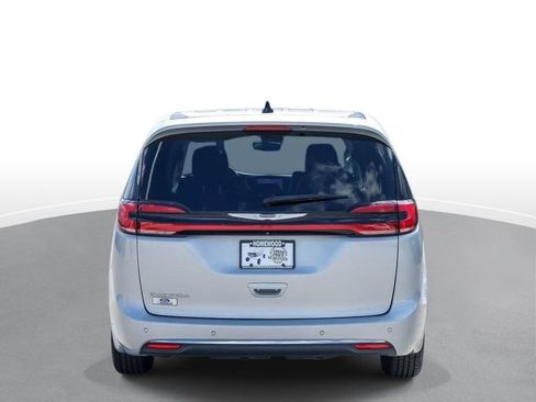 Used 2024 Chrysler Pacifica Touring-L FWD image 7