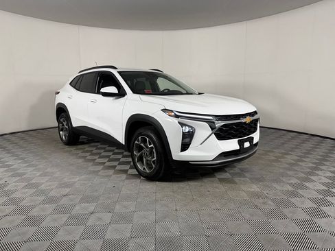 Used 2025 Chevrolet Trax LT FWD image 5