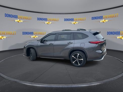 Used 2022 Toyota Highlander XSE FWD image 9
