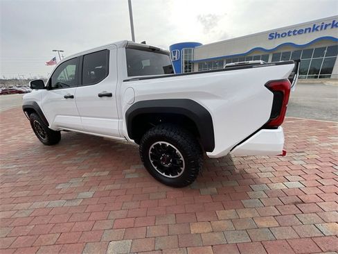 Used 2025 Toyota Tacoma TRD Off-Road image 31
