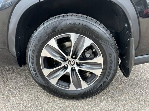 Used 2023 Toyota Highlander XLE image 15