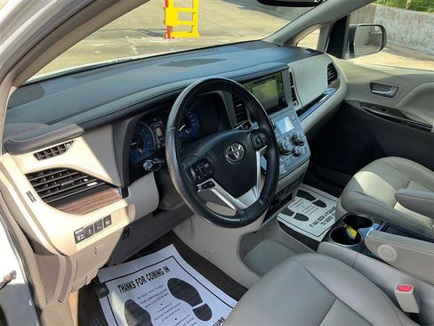 Used 2017 Toyota Sienna XLE Premium AWD/4WD image 32
