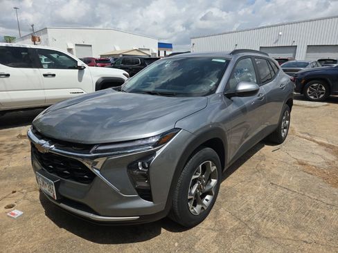 Used 2025 Chevrolet Trax LT w/ LT Convenience Package image 1