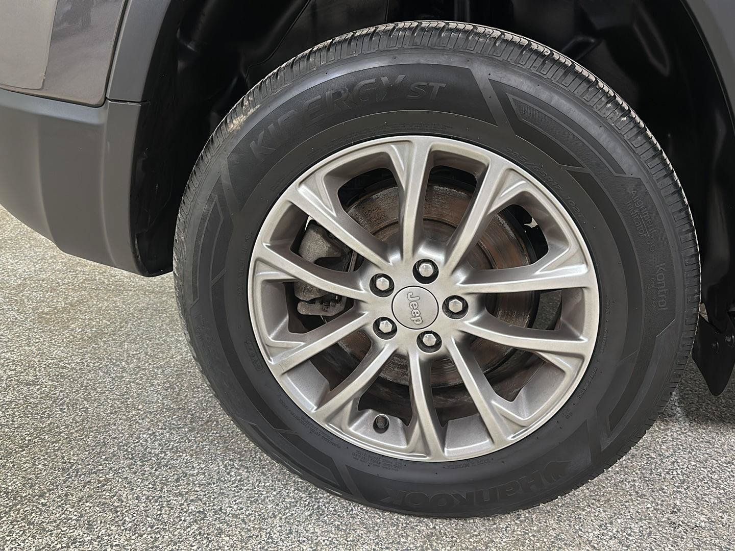 Used 2022 Jeep Cherokee Latitude Lux w/ Sun & Sound Group AWD/4WD image 11