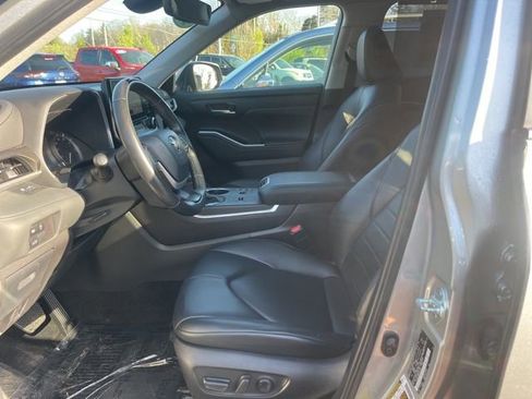 Used 2024 Toyota Highlander XLE image 34