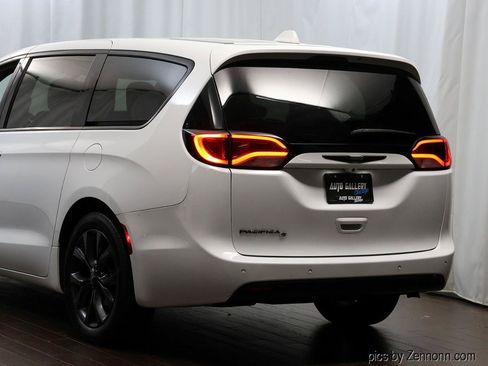 Used 2020 Chrysler Pacifica Touring w/ S Appearance Package FWD image 8