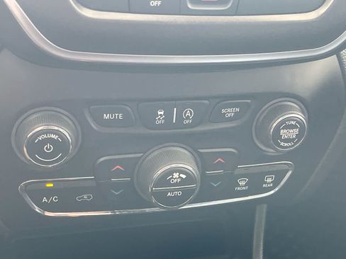 Used 2019 Jeep Cherokee Trailhawk w/ Cold Weather Group AWD/4WD image 19