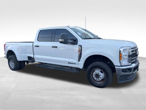 Used 2024 Ford F350 XLT image 3