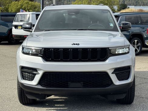 Used 2023 Jeep Grand Cherokee Altitude AWD/4WD image 2