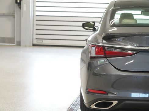 Used 2023 Lexus ES 350 Ultra Luxury w/ Accessory Package (Z2) FWD image 9