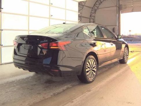 Used 2024 Nissan Altima 2.5 SV image 4