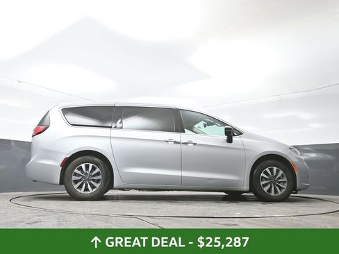 Used 2024 Chrysler Pacifica Limited FWD image 53