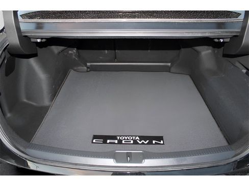 Used 2023 Toyota Crown Limited image 14