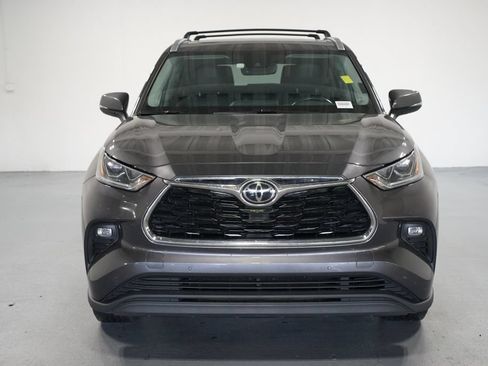 Used 2021 Toyota Highlander Limited FWD image 2