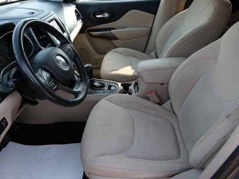 Used 2019 Jeep Cherokee Latitude w/ Cold Weather Group AWD/4WD image 5
