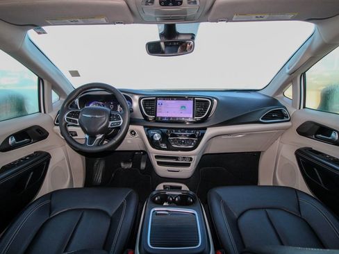 Used 2024 Chrysler Pacifica Touring-L FWD image 10