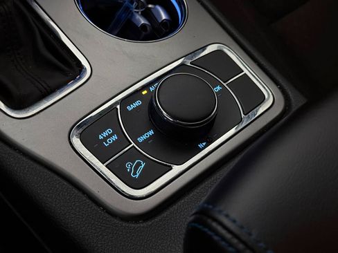 Used 2019 Jeep Grand Cherokee Laredo AWD/4WD image 38