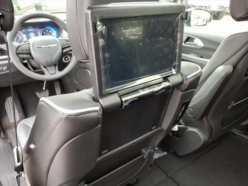 New 2026 Chrysler Pacifica Limited image 33