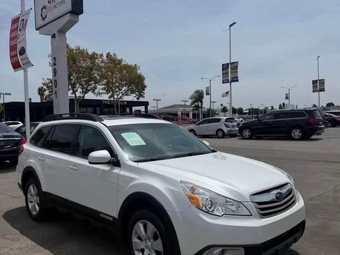 Used 2011 Subaru Outback 2.5i Premium AWD/4WD image 3