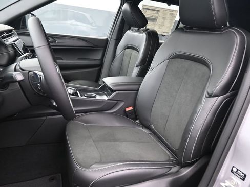 New 2025 Jeep Grand Cherokee Laredo image 14