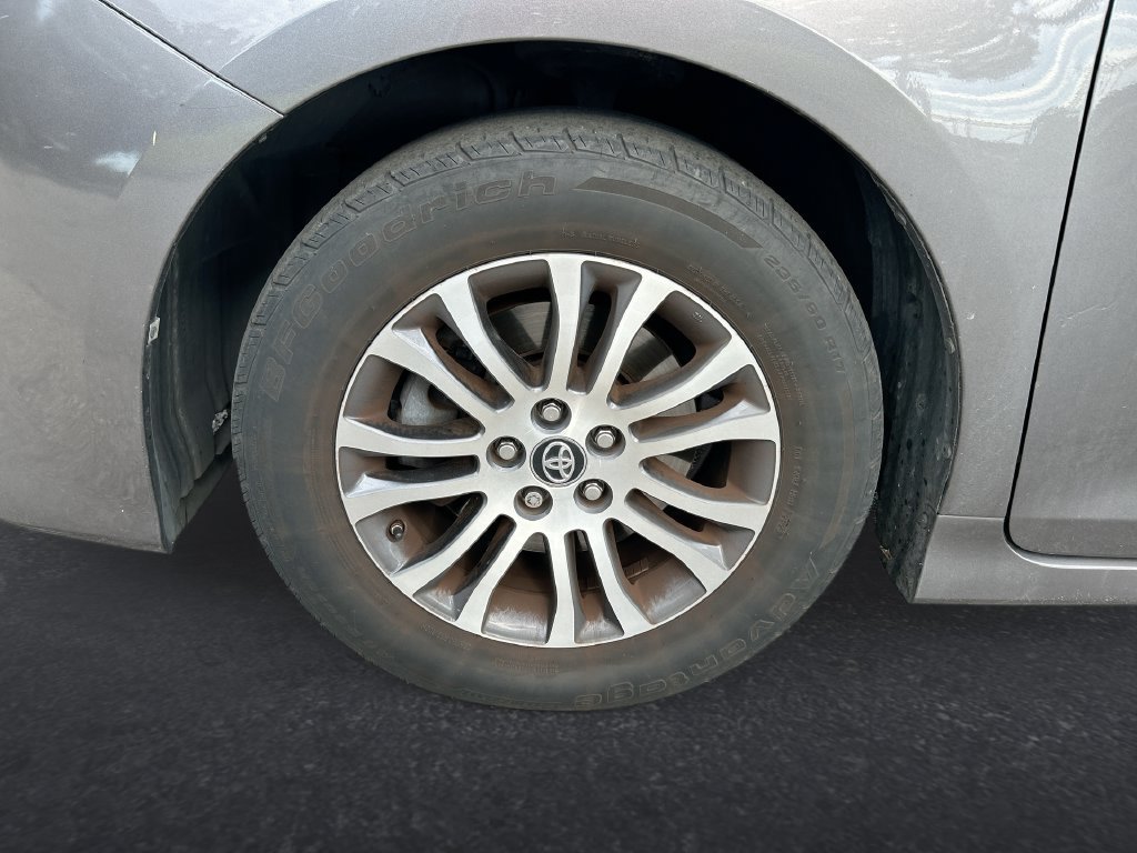 Used 2018 Toyota Sienna XLE w/ XLE Navigation Package FWD image 10