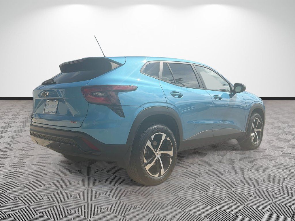Used 2025 Chevrolet Trax RS w/ Driver Confidence Package FWD image 15