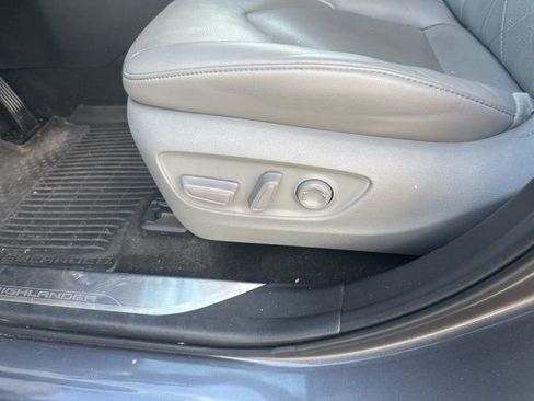 Used 2024 Toyota Highlander Platinum FWD image 17