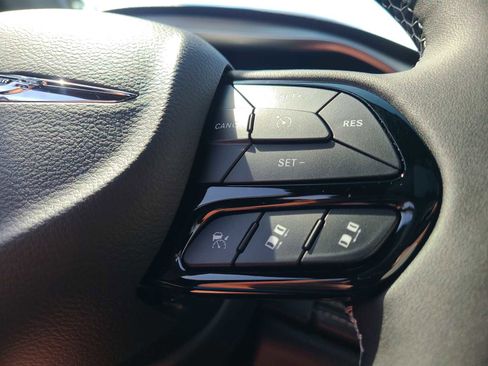 New 2023 Chrysler Pacifica Limited w/ Uconnect Theater Family Group image 25