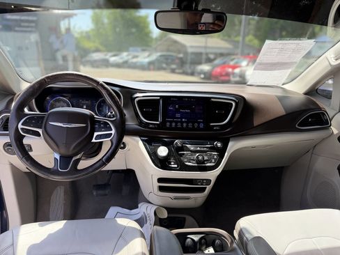 Used 2017 Chrysler Pacifica Touring-L image 25