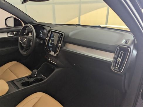 Used 2019 Volvo XC40 T5 Momentum image 17