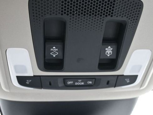 Used 2025 Honda Pilot Touring image 35