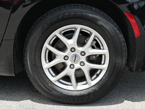 Used 2024 Chrysler Pacifica Touring-L FWD image 9