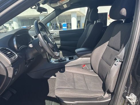 Used 2019 Jeep Grand Cherokee Laredo image 6