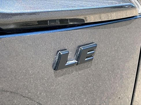 Used 2021 Toyota RAV4 LE FWD image 9