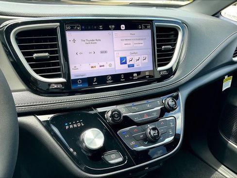 New 2027 Chrysler Pacifica Select FWD image 17