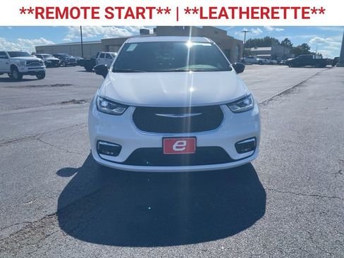 New 2026 Chrysler Pacifica Select image 2