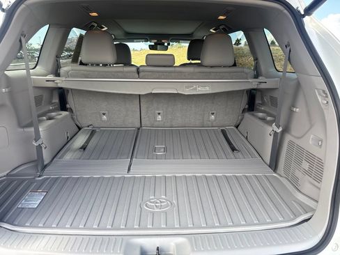 Used 2019 Toyota Highlander Limited Platinum AWD/4WD image 16