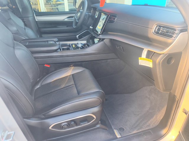 Used 2026 Jeep Grand Wagoneer L 4WD w/ Premium Group I image 8