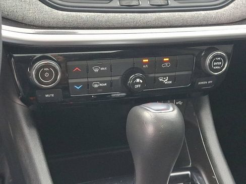 Used 2022 Jeep Compass Latitude w/ Sun and Sound Group AWD/4WD image 16