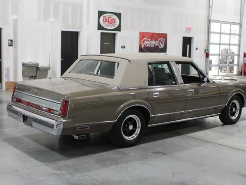 Used 1989 Lincoln Town Car RWD image 4